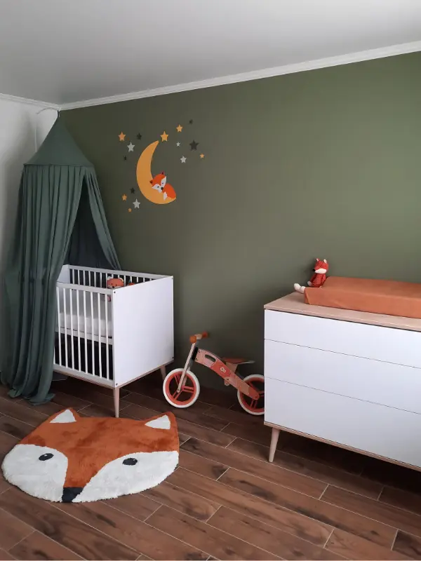 Groene babykamer in bosdieren thema met vosjes